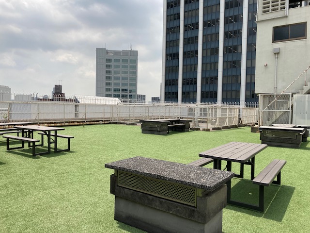 246のビルには屋上がございます。