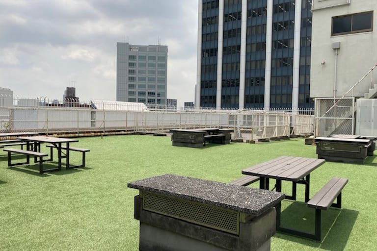 246のビルには屋上がございます。