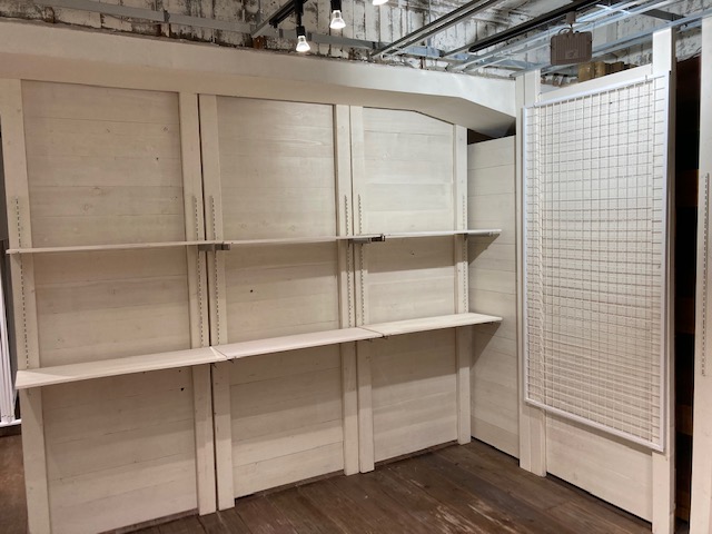 棚や網棚の設置が可能ですので様々なディスプレイが可能です。