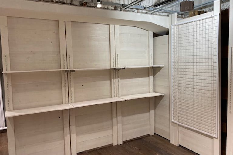 棚や網棚の設置が可能ですので様々なディスプレイが可能です。