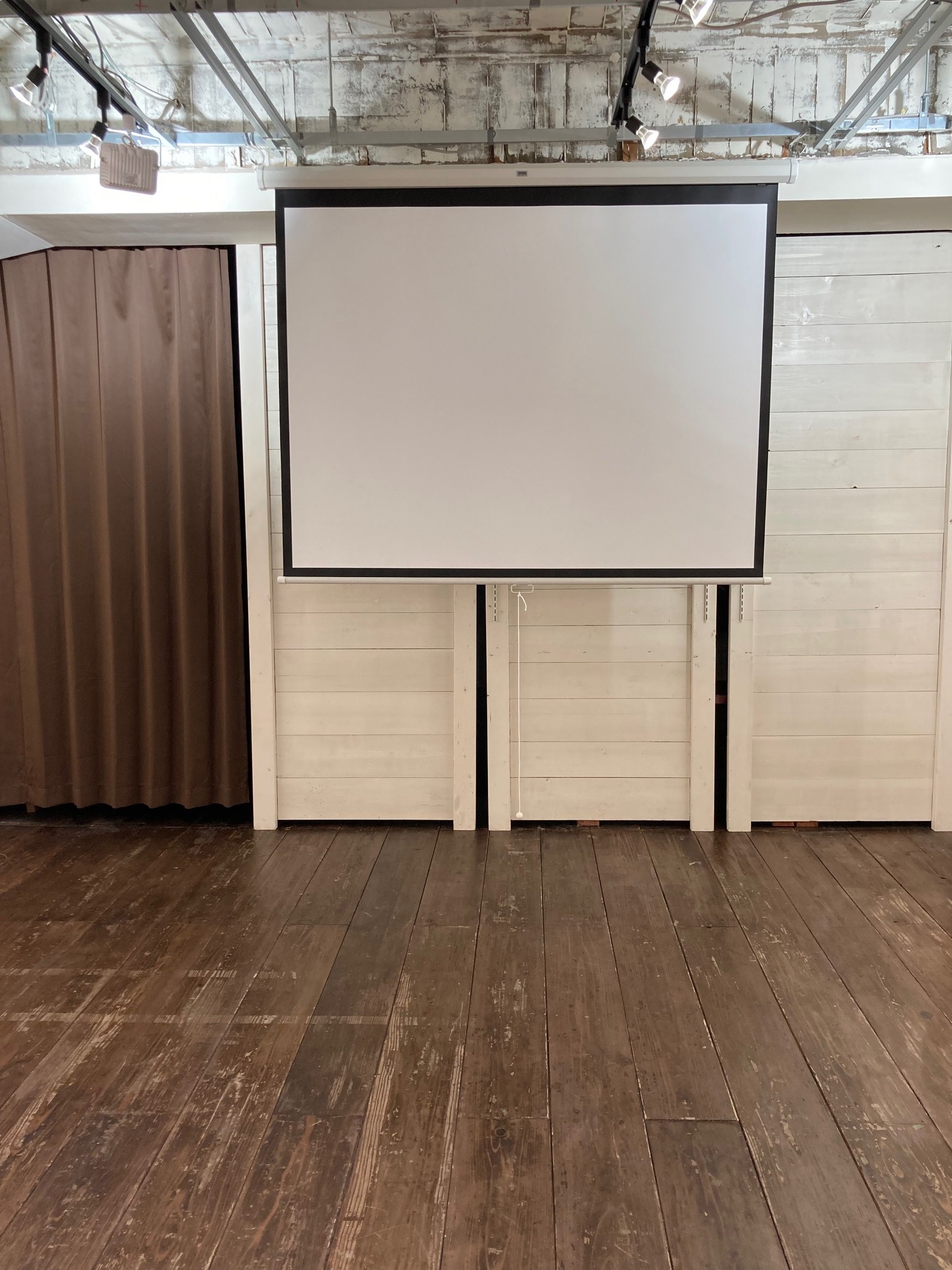 プロジェクタースクリーンの取り付けも可能です。