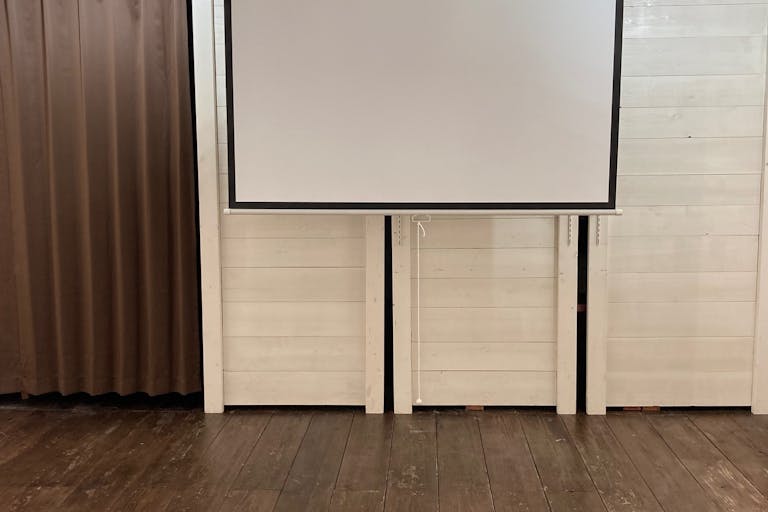 プロジェクタースクリーンの取り付けも可能です。