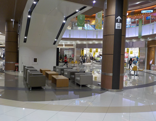 【イオンモールとなみ*】１F　チューリップコートエスカレーター下