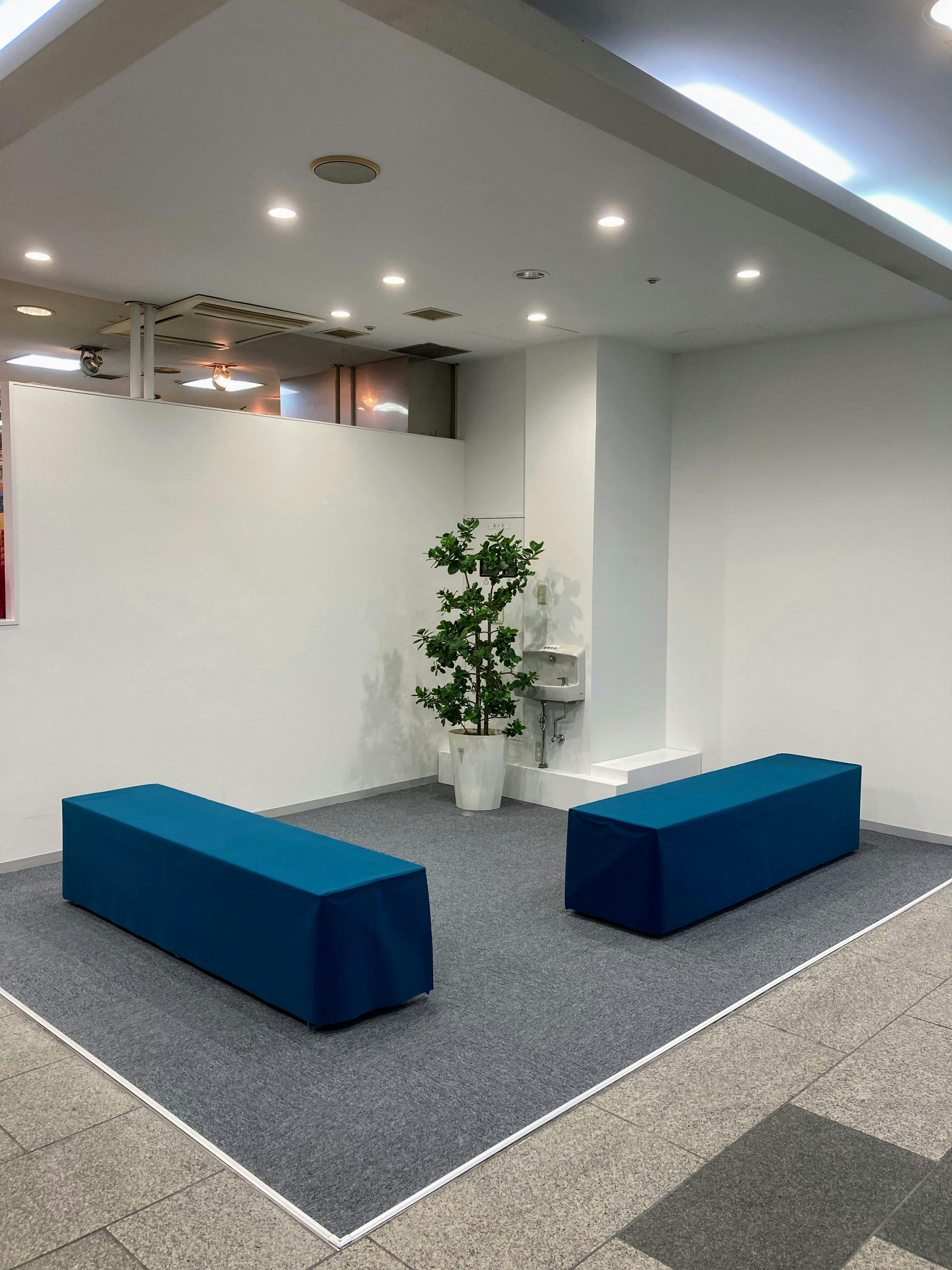 【香林坊アトリオ】デパ地下フロアにあるエスカレーター隣の特設スペース|食や物販の催事に最適