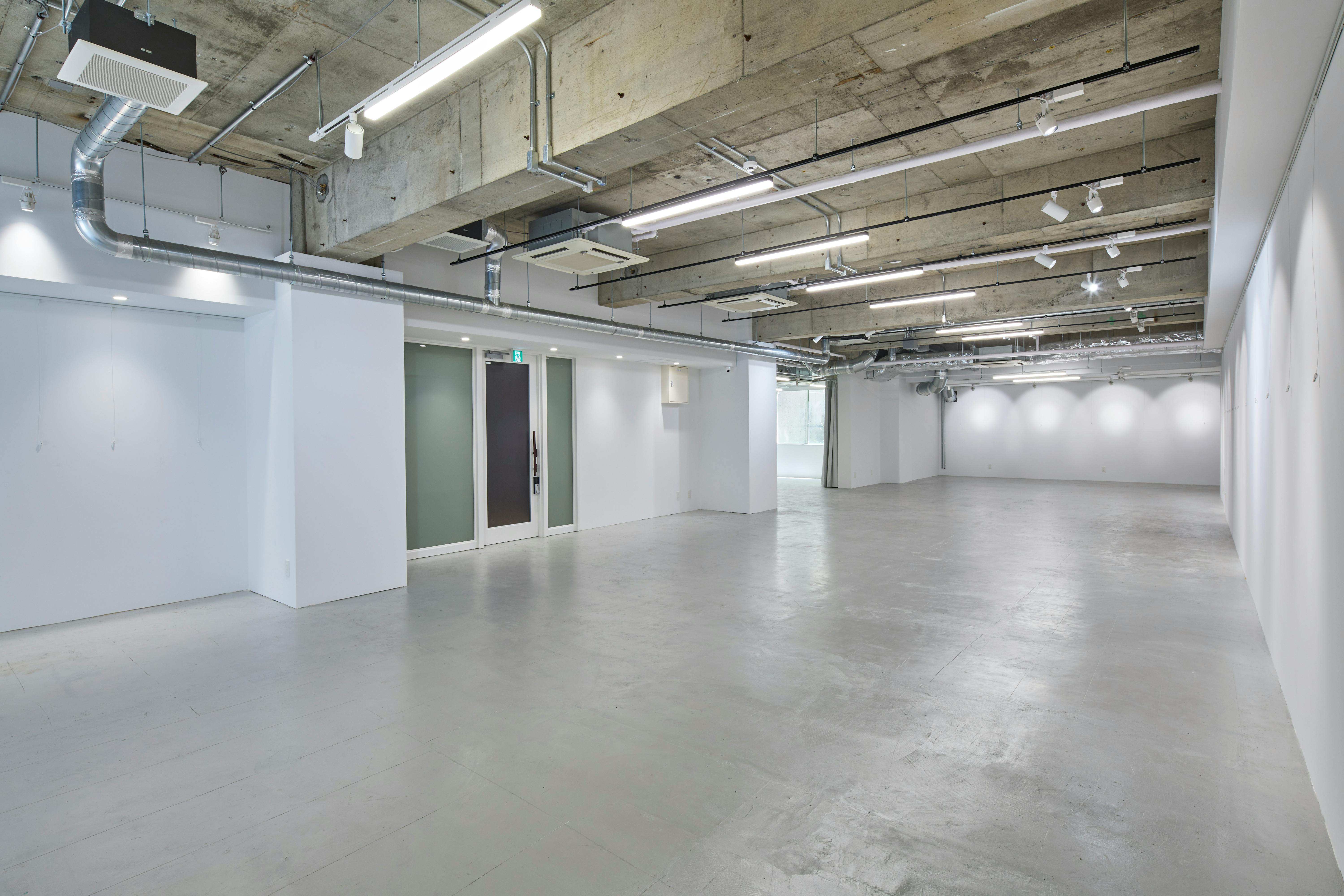 【渋谷駅1分】ポップアップイベントやオフラインイベントに適した天高3.3ｍのシンプルな内装のイベントスペース