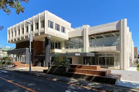 【さいたま市大宮/氷川参道二の鳥居前】氷川参道の通行客へのアピール抜群な緑が気持ちの良い屋外環境で、目の前にあるベンチも利用可能なキッチンカースペース