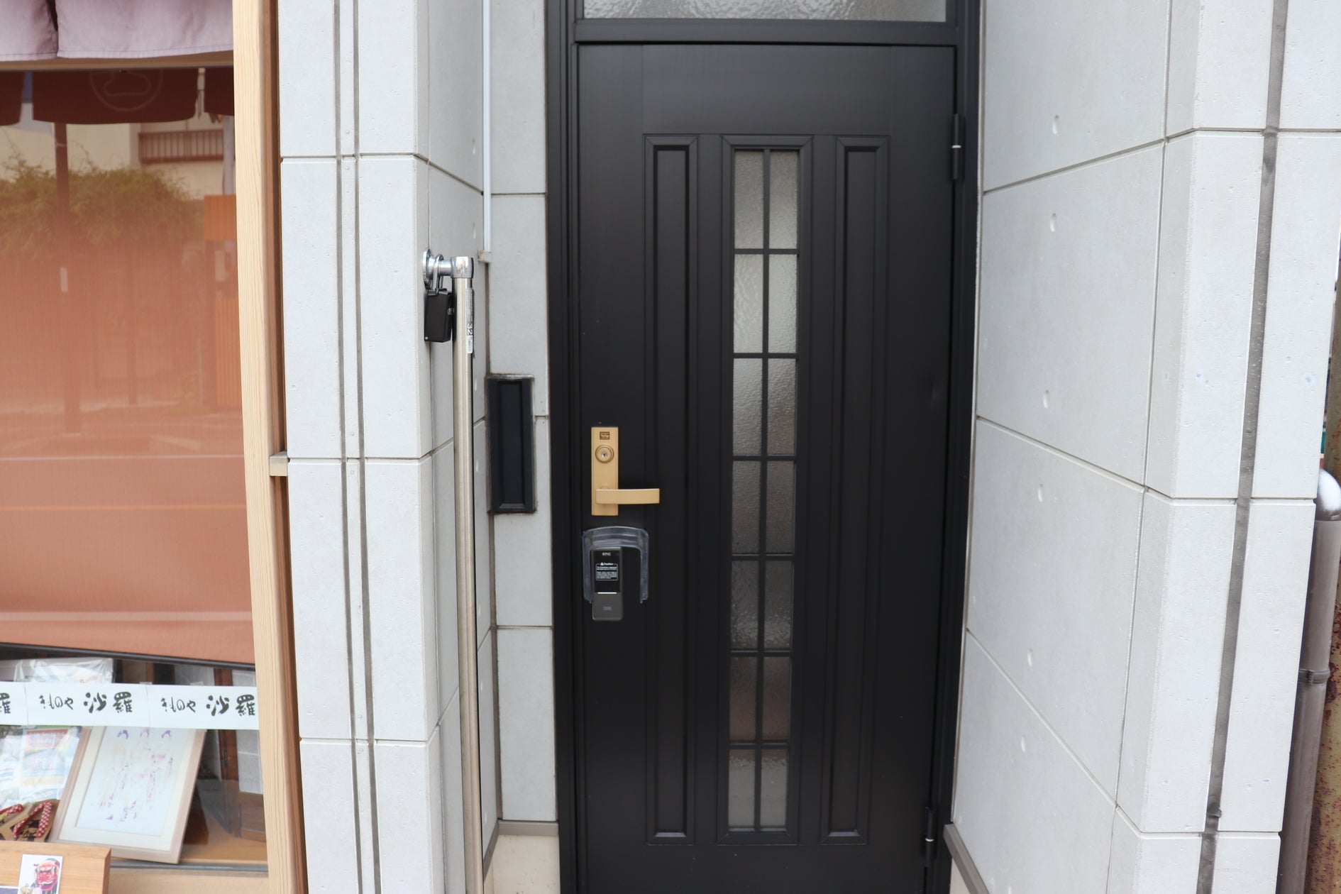 入口(電子キーを採用しているため、入退出がスムーズ)