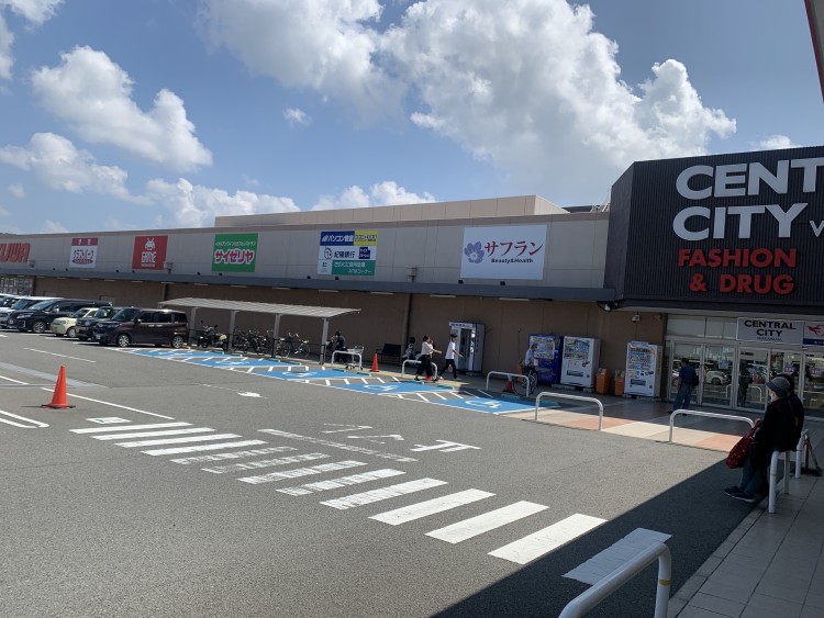 【オークワセントラルシティ和歌山】携帯キャリアのプロモーションに適したエレベーター前スペース