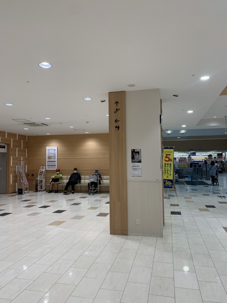 【オークワセントラルシティ和歌山】携帯キャリアのプロモーションに適したエレベーター前スペース