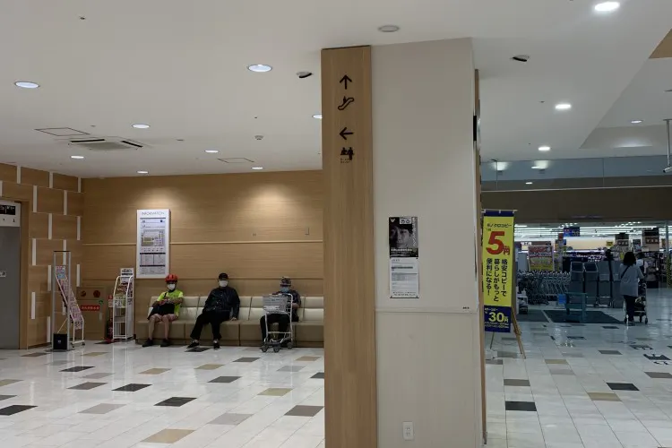 【オークワセントラルシティ和歌山】携帯キャリアのプロモーションに適したエレベーター前スペース