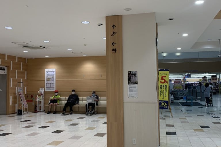 【オークワセントラルシティ和歌山】携帯キャリアのプロモーションに適したエレベーター前スペースの画像2