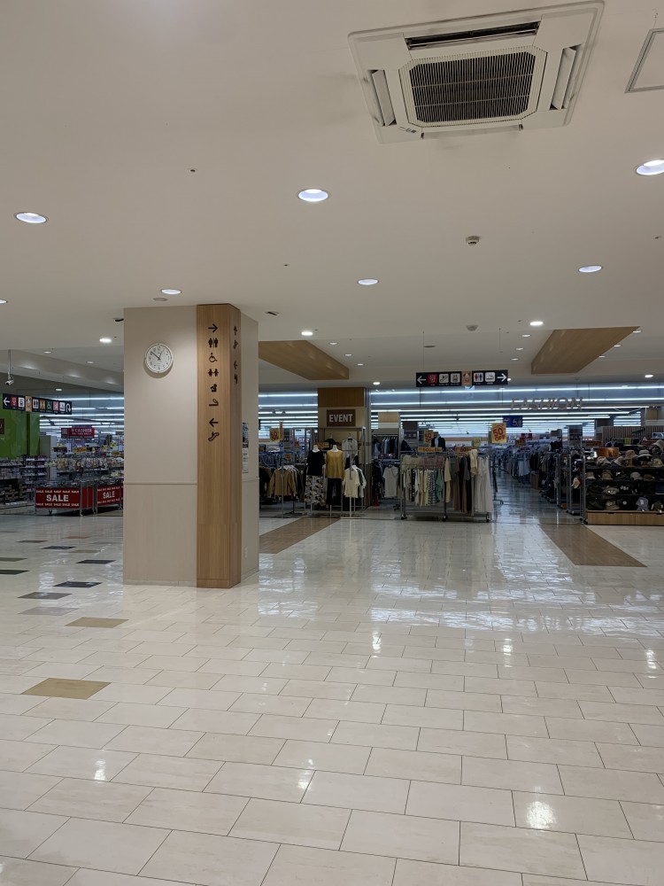 【オークワセントラルシティ和歌山】携帯キャリアのプロモーションに適したエレベーター前スペース