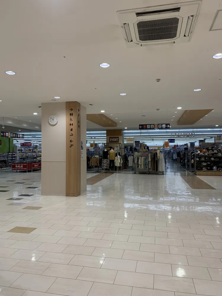 【オークワセントラルシティ和歌山】携帯キャリアのプロモーションに適したエレベーター前スペース