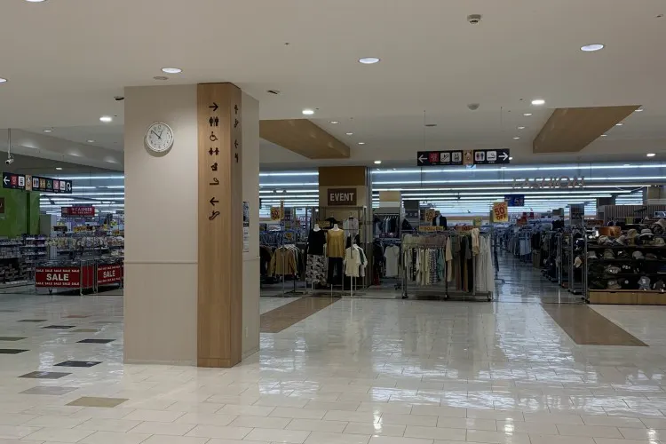 【オークワセントラルシティ和歌山】携帯キャリアのプロモーションに適したエレベーター前スペース