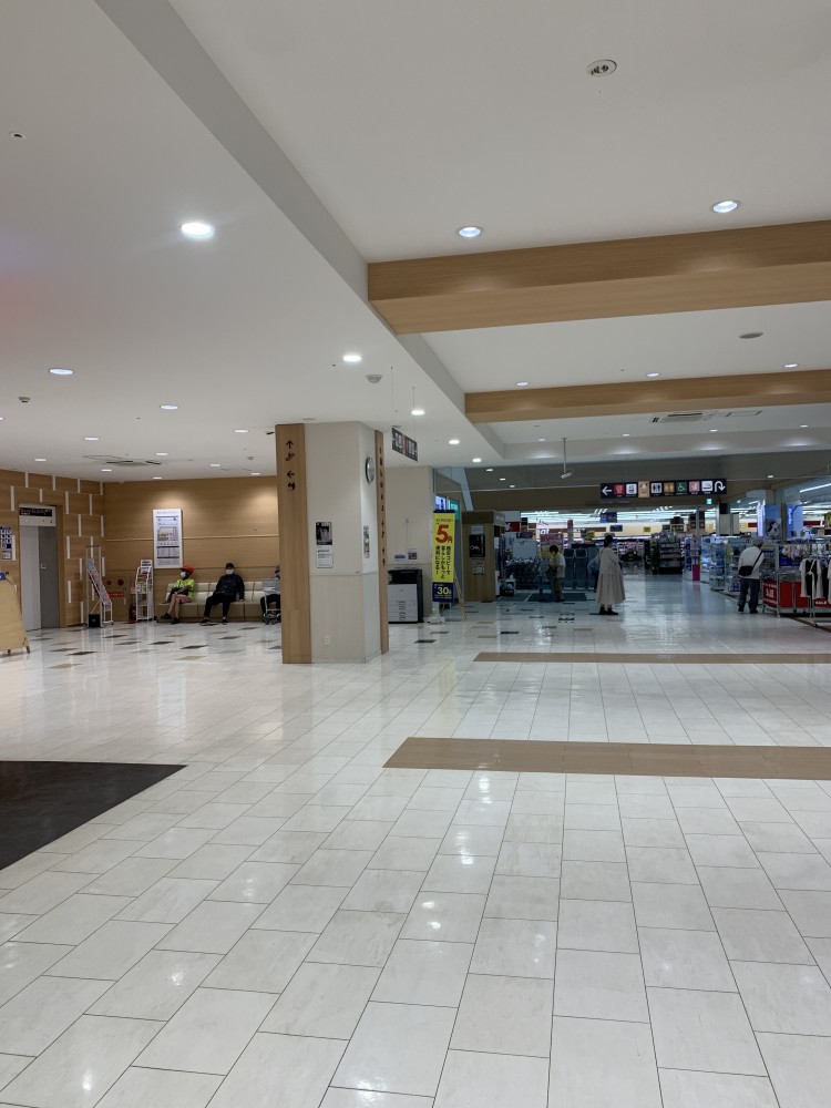 【オークワセントラルシティ和歌山】携帯キャリアのプロモーションに適したエレベーター前スペース