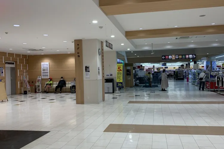 【オークワセントラルシティ和歌山】携帯キャリアのプロモーションに適したエレベーター前スペース