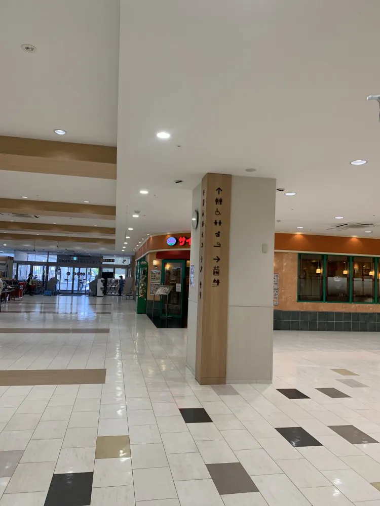 【オークワセントラルシティ和歌山】携帯キャリアのプロモーションに適したエレベーター前スペース