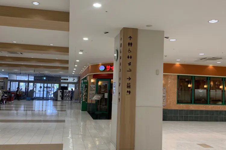 【オークワセントラルシティ和歌山】携帯キャリアのプロモーションに適したエレベーター前スペース