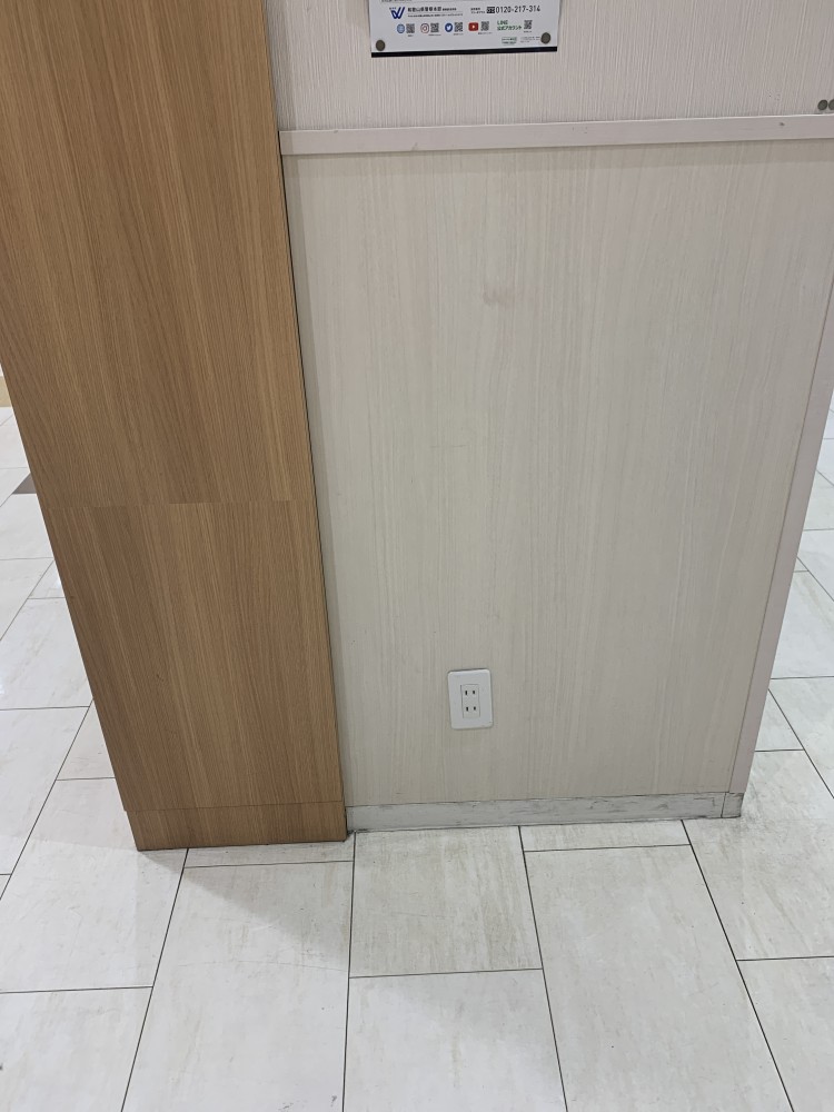 【オークワセントラルシティ和歌山】携帯キャリアのプロモーションに適したエレベーター前スペース