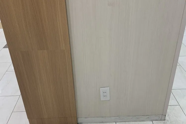 【オークワセントラルシティ和歌山】携帯キャリアのプロモーションに適したエレベーター前スペース