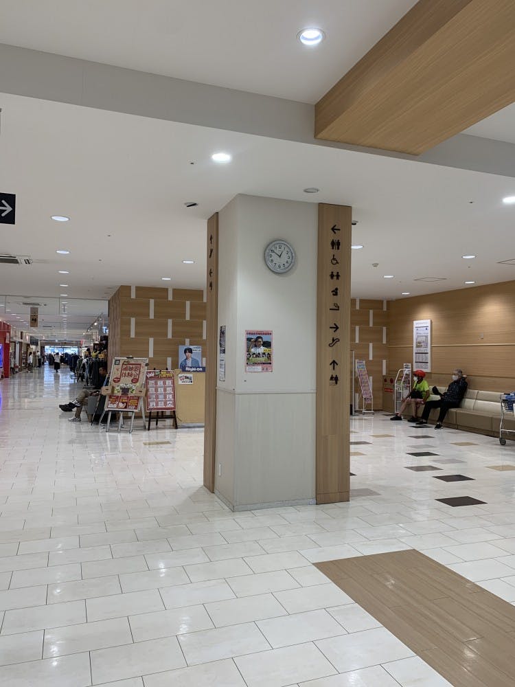 【オークワセントラルシティ和歌山】携帯キャリアのプロモーションに適したエレベーター前スペースの画像