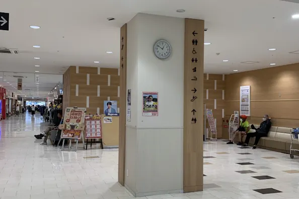 【オークワセントラルシティ和歌山】携帯キャリアのプロモーションに適したエレベーター前スペース