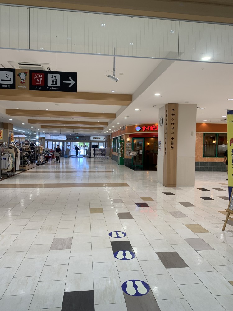 【オークワセントラルシティ和歌山】携帯キャリアのプロモーションに適したエレベーター前スペース