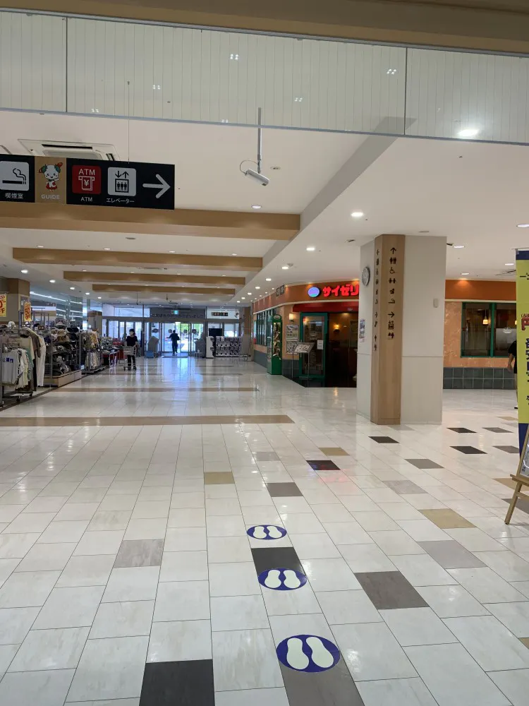 【オークワセントラルシティ和歌山】携帯キャリアのプロモーションに適したエレベーター前スペース