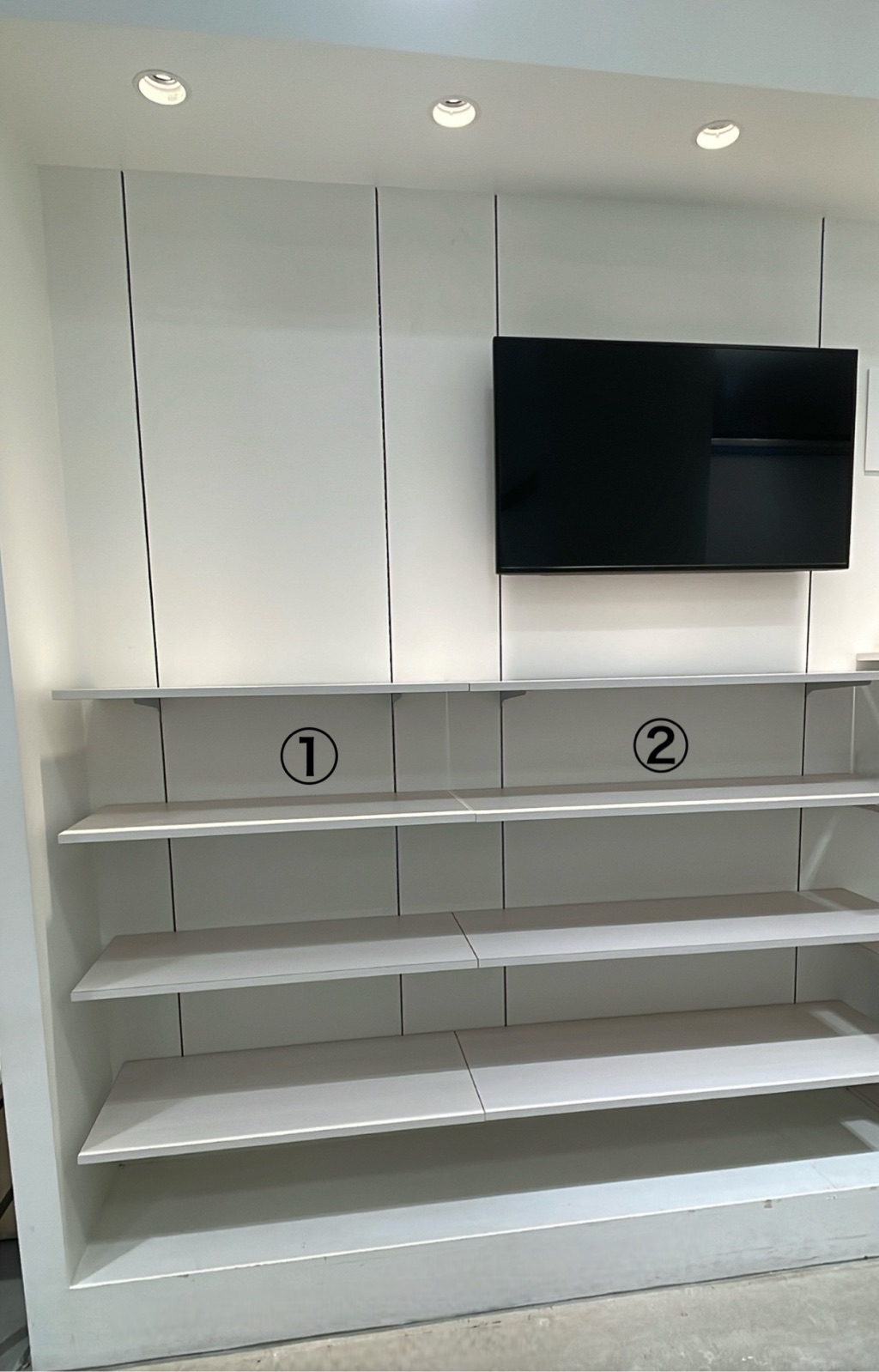 壁面棚 ➀W90×D40　②W120×D40　　　　　　　　デジタルサイネージ（W1929pix×H1080pix）☛壊れていますのでＰＯＰで掲出致します。