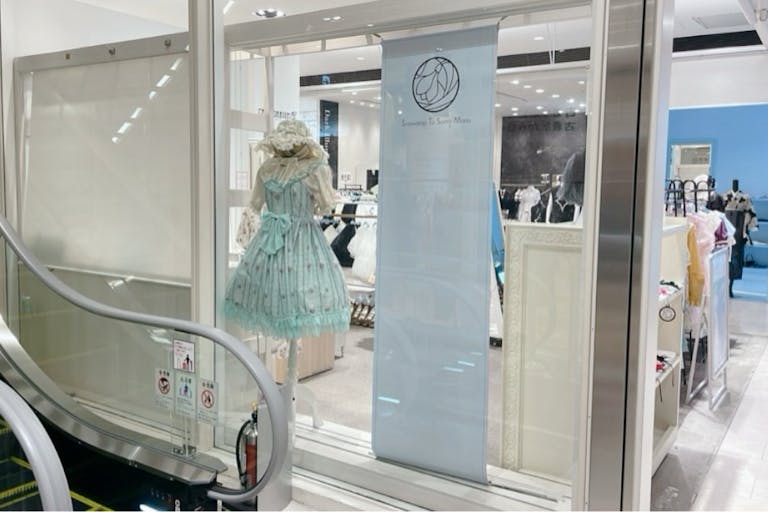 上りエスカレータ横に演出スペースあり