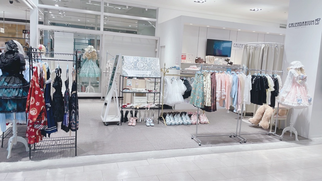 【新宿マルイアネックス】2階 カレンダリウムD02【食物販・物販】上りエスカレーター横、天井も高く開放感あり、什器完備