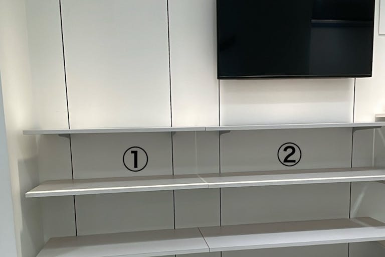 壁面棚 ➀W90×D40 ②W120×D40 デジタルサイネージ(W1929pix×H1080pix)☛壊れていますのでPOPで掲出致します。