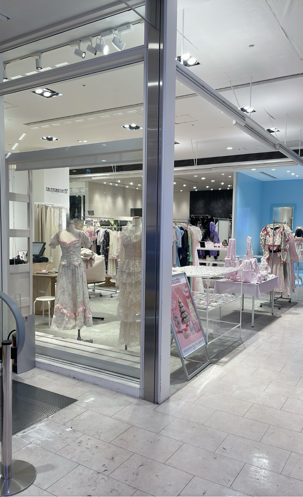 【新宿マルイアネックス】2階 カレンダリウムD02【食物販・物販】上りエスカレーター横、天井も高く開放感あり、什器完備