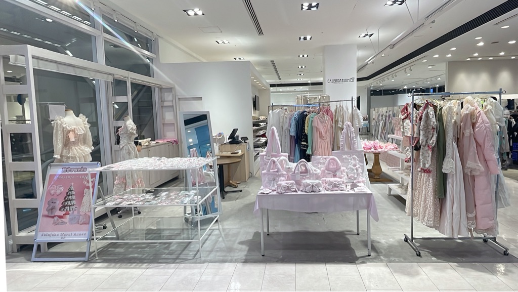 【新宿マルイアネックス】2階 カレンダリウムD02【食物販・物販】上りエスカレーター横、天井も高く開放感あり、什器完備