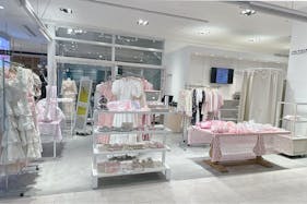 【新宿マルイアネックス】2階 カレンダリウムD02【食物販・物販】上りエスカレーター横、天井も高く開放感あり、什器完備