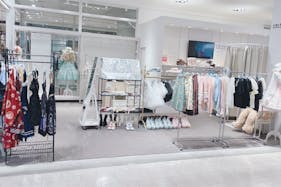 【新宿マルイアネックス】2階 カレンダリウムD02【食物販・物販】上りエスカレーター横、天井も高く開放感あり、什器完備