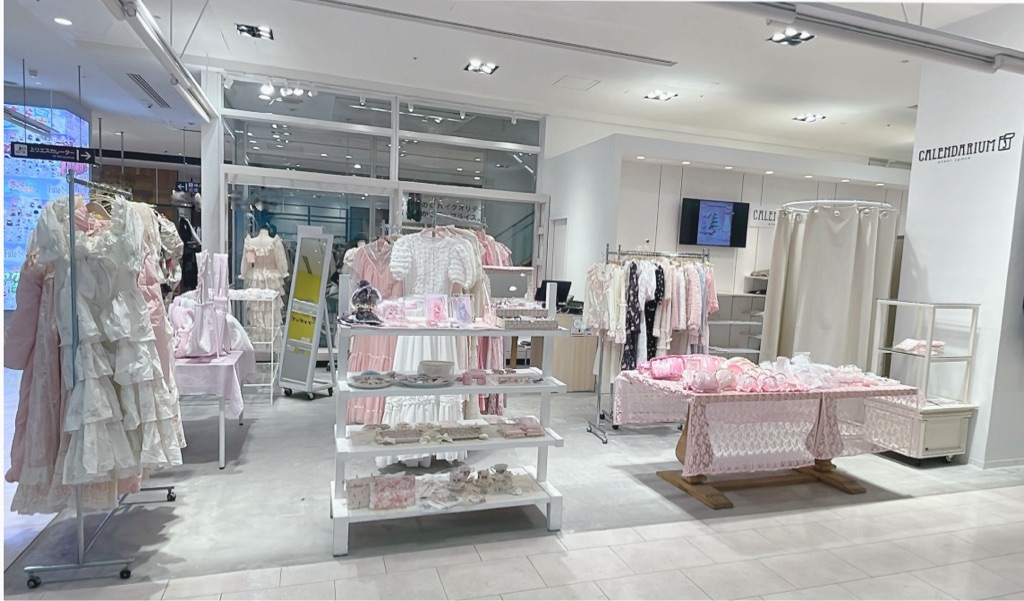 【新宿マルイアネックス】2階 カレンダリウムD02【食物販・物販】上りエスカレーター横、天井も高く開放感あり、什器完備