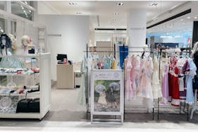 【新宿マルイアネックス】2階 カレンダリウムD02【食物販・物販】上りエスカレーター横、天井も高く開放感あり、什器完備