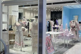 【新宿マルイアネックス】2階 カレンダリウムD02【食物販・物販】上りエスカレーター横、天井も高く開放感あり、什器完備