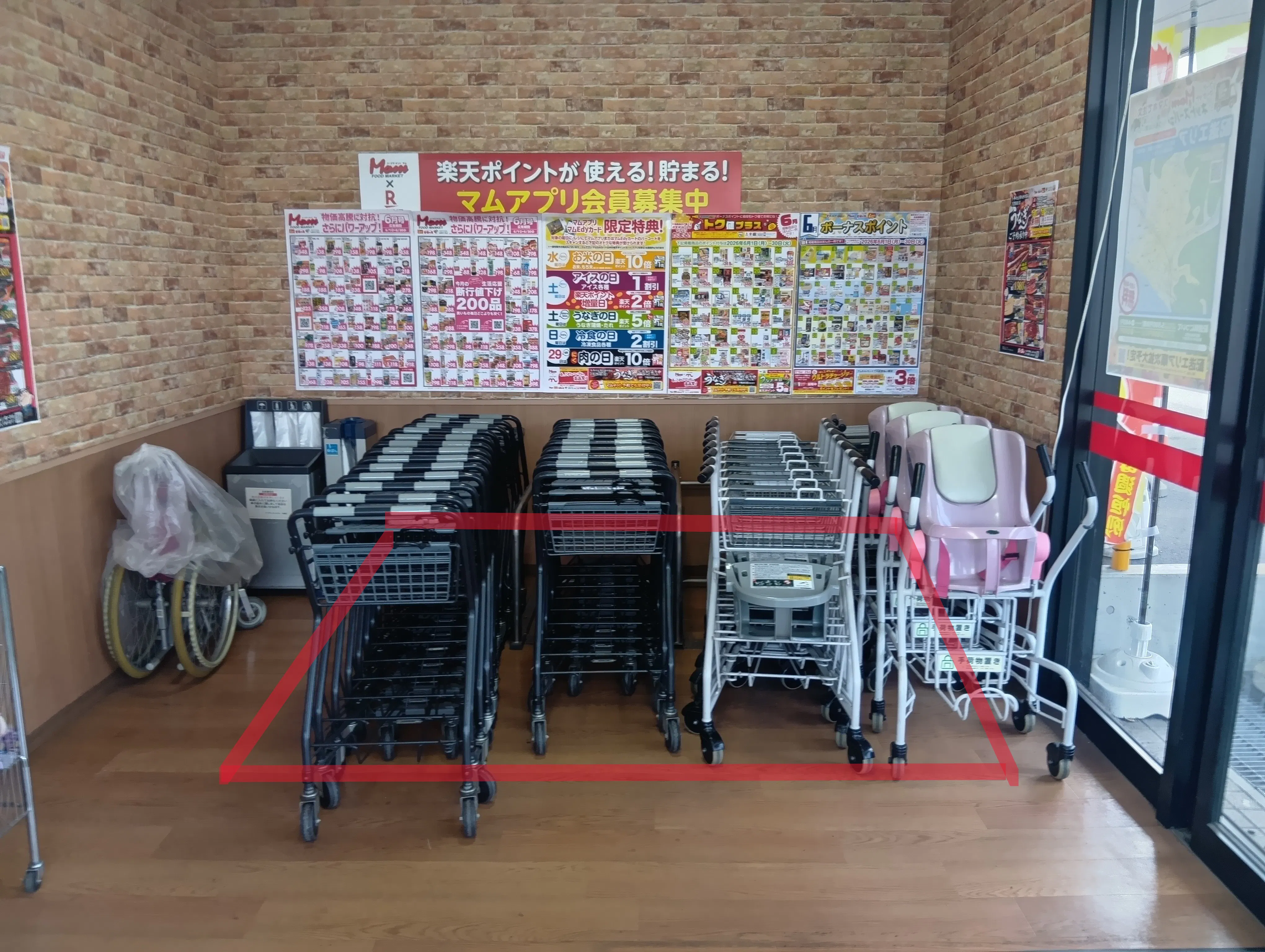 【フードマーケットマム小鹿店】風除室 販促プロモーションや物販に最適なスーパー店内催事イベントスペース