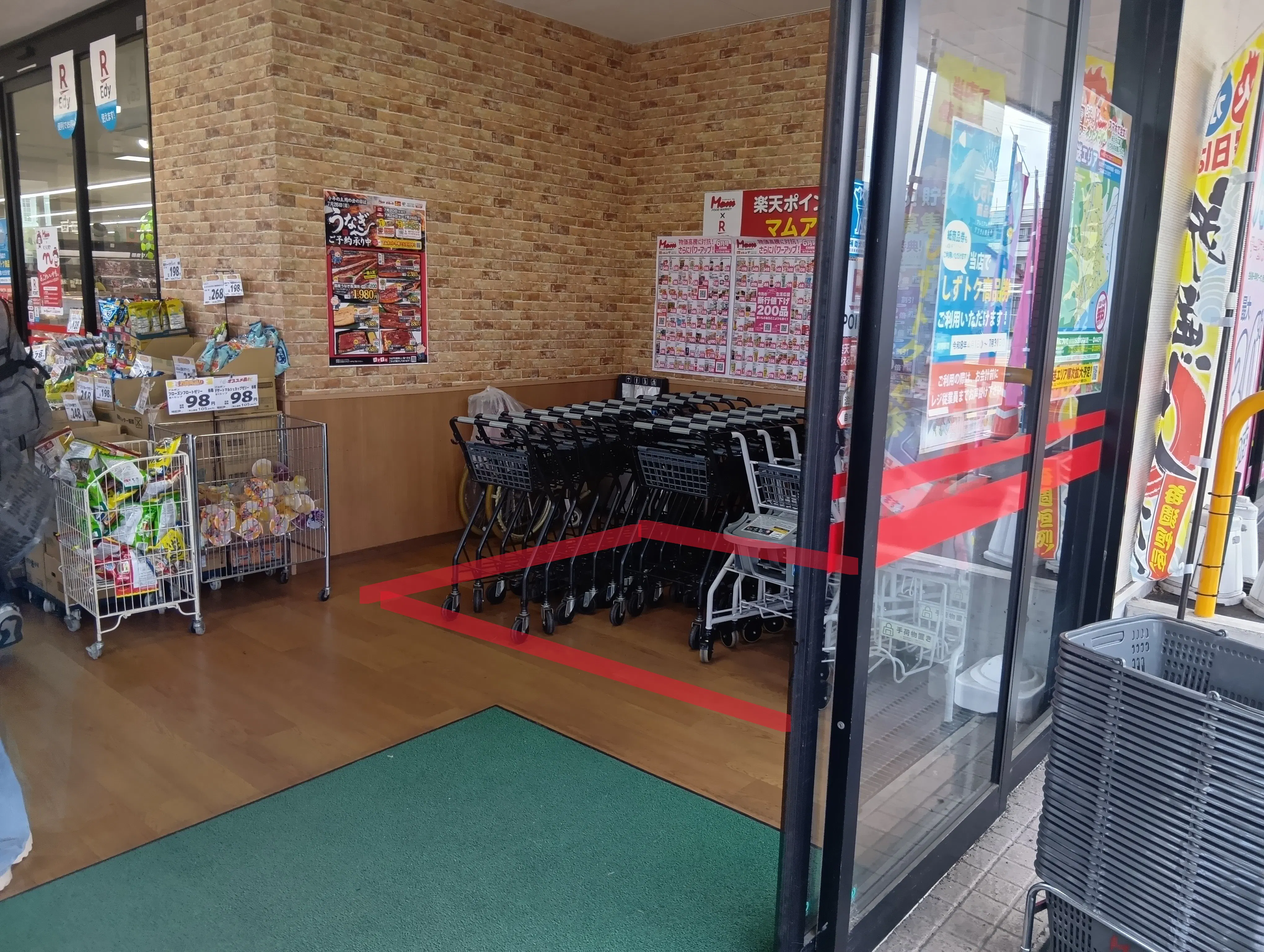 【フードマーケットマム小鹿店】風除室 販促プロモーションや物販に最適なスーパー店内催事イベントスペース