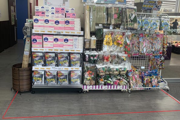 【いなげや練馬西大泉店】各種プロモーションイベントに最適なスーパーマーケットの風除室スペース
