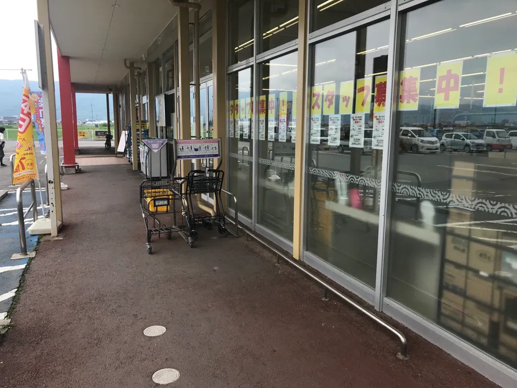 【西友　諏訪湖南店】軒先（カート置き場横）　ポップアップストア(物販、食物販)やプロモーション用途に最適なスーパー店内催事イベントスペースの画像