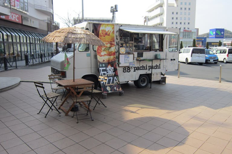 【コムファーストショッピングセンター】販売会に最適な地域密着型商業施設の入口近くのキッチンカースペースの画像2