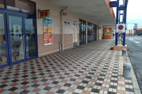 【ミスターマックス 北茂安店】店頭(マクドナルド側) 販促プロモーションや物販用途に最適な総合ディスカウントストアの催事イベントスペース