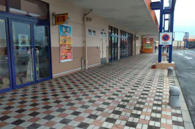 【ミスターマックス 北茂安店】店頭(マクドナルド側) 販促プロモーションや物販用途に最適な総合ディスカウントストアの催事イベントスペース