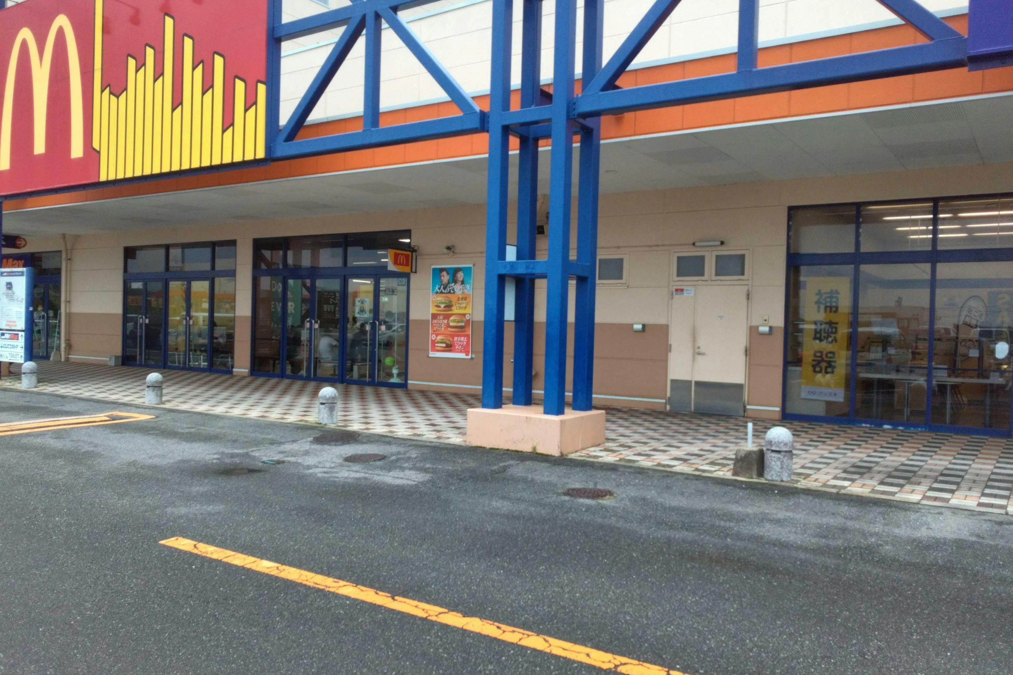 【ミスターマックス 北茂安店】店頭(マクドナルド側) 販促プロモーションや物販用途に最適な総合ディスカウントストアの催事イベントスペース