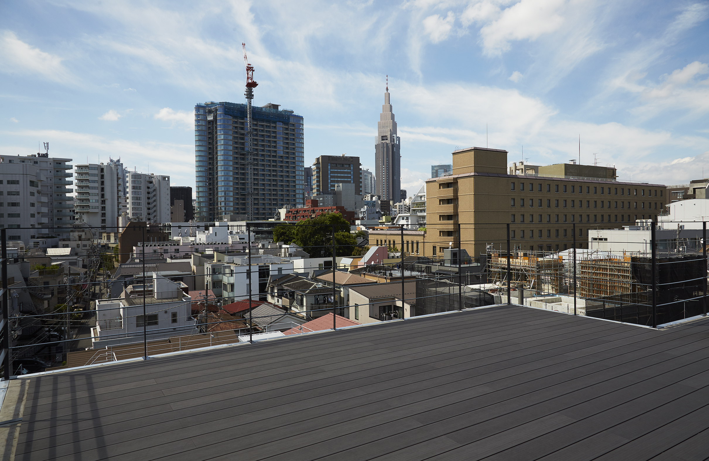 【北参道】ハウススタジオ（都会ビューの広々とした屋上。西向き）