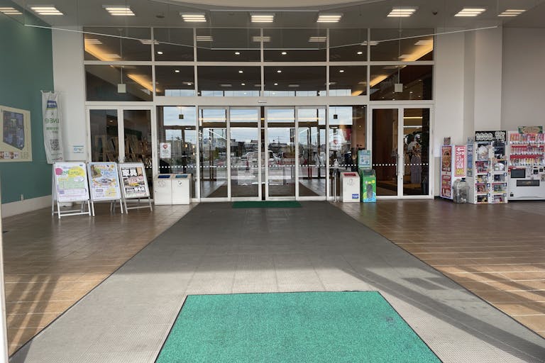 【フレスポ稲毛】PRイベントに利用可能な複合商業施設の1F風除室の画像1