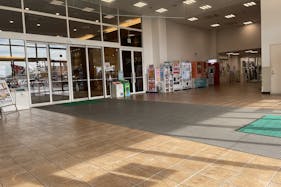 【フレスポ稲毛】PRイベントに利用可能な複合商業施設の1F風除室